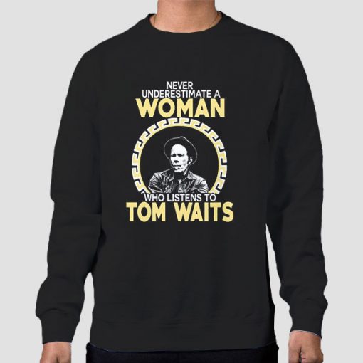 Sweatshirt Black Never Underestimate a Woman Tom Waits