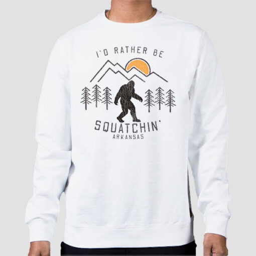Sweatshirt White Vintage Squatchin Bigfoot in Arkansas