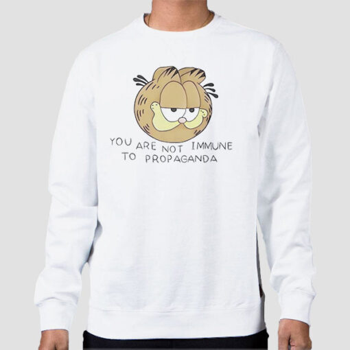 Sweatshirt White You Are Not Immune to Propaganda Garfield Funny Face